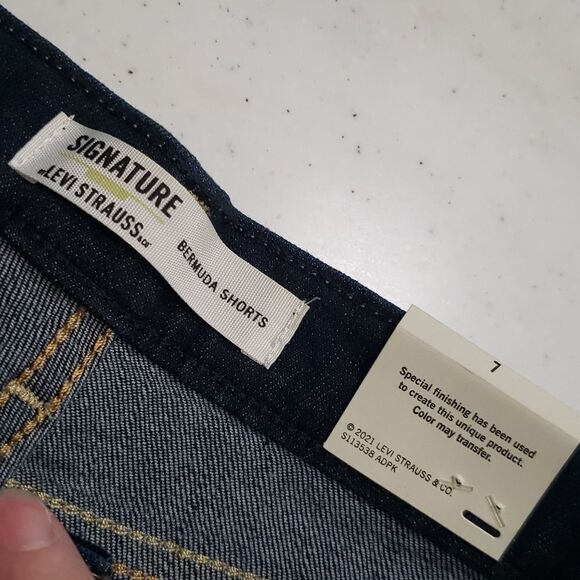 NWT Girls Signature Levi's GOLD Dark Wash Cuffed Bermuda Shorts Sz 7 - Picture 4 of 9